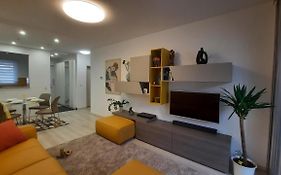 Disztingvalt Apartman, Free Garage
